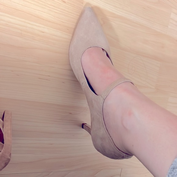 Tan pointed toe heels - Picture 3 of 5